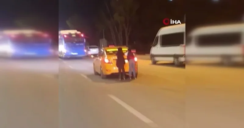 Ankara da tehlikeli yolculuk kamerada! Canlarını hiçe saydılar