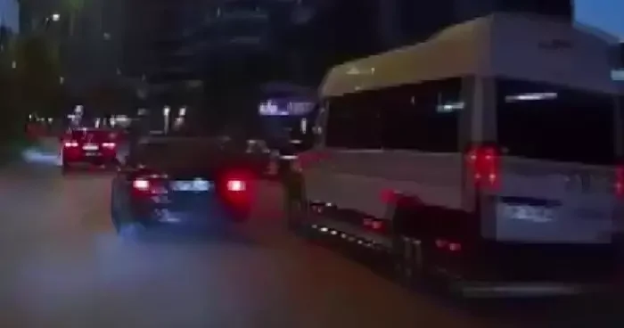 Adana’da makas atan otomobil zincirleme kazaya neden oldu