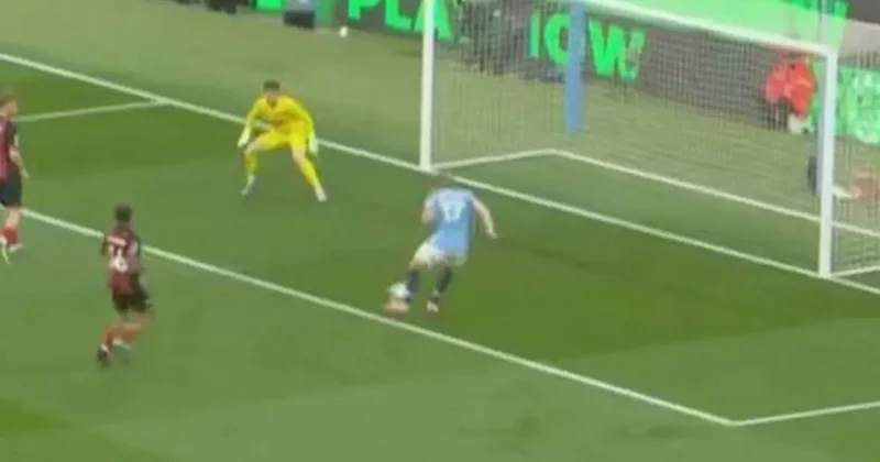 Kevin De Bruyne Etihad daki son maçında inanılmaz bir gol kaçırdı