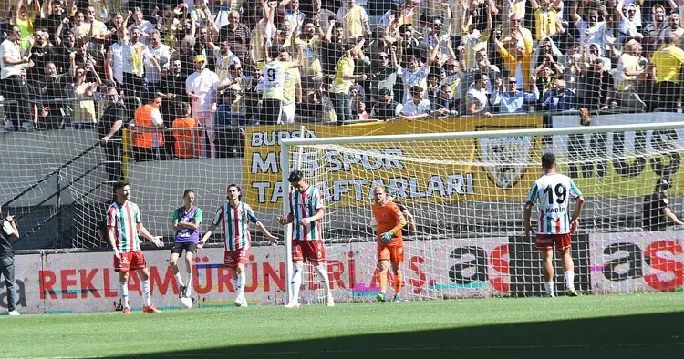Karşıyaka da taraftar futbolcu gerilimi!