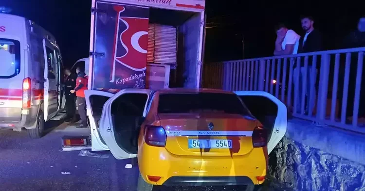 Taksi, kamyonete çarptı! 1 can kaybı, 1 yaralı