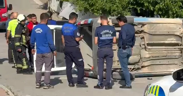 Mersin de otomobilin çarptığı zabıta aracı devrildi: 2 yaralı Mersin Haberleri
