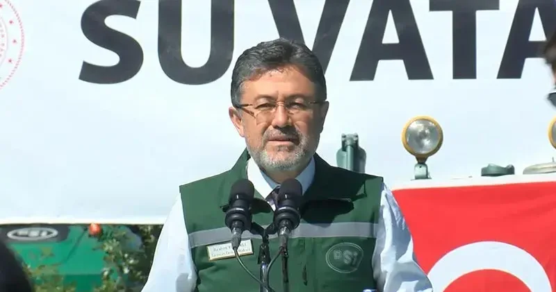 Bakan Yumaklı: 25 treyler çekicisi ve 2 yüzer paletli amfibik ekskavatörü envantere kazandırıldı