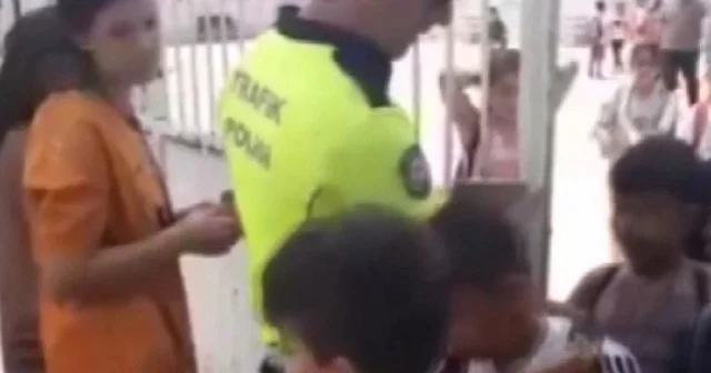 Hatay da öğrenciler ve polislerin görüntüleri yürek ısıttı VİDEO İZLE