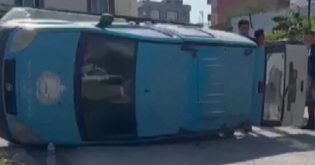 Motor ehliyetiyle otomobil sürdü zabıta aracını devirdi: 2 kişi yaralandı VİDEO İZLE