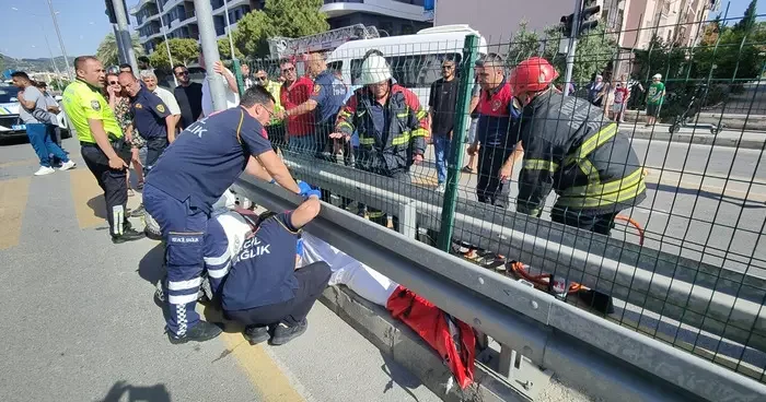 Aydın da ilginç kaza! Yaya geçidini kullanan motosiklete servis aracı çarptı: 1’i ağır 2 yaralı