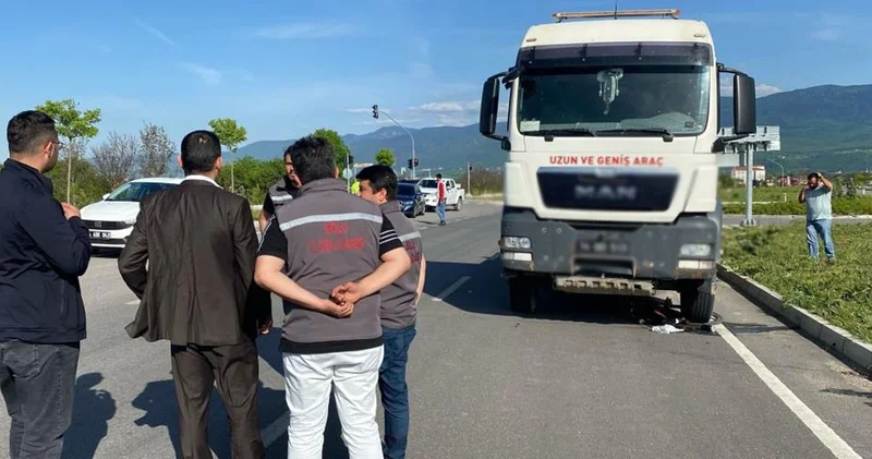 Bolu da feci kaza: Kırmızı ışıkta geçen bisikletli, tırın altında kaldı