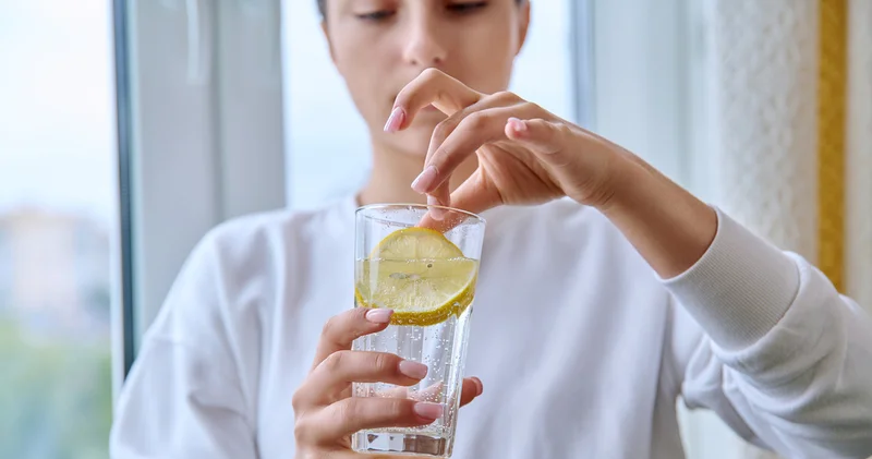 Zayıflatır mı, tansiyonu düşürür mü? Aç karnına limonlu su içmenin bir etkisi var mı?
