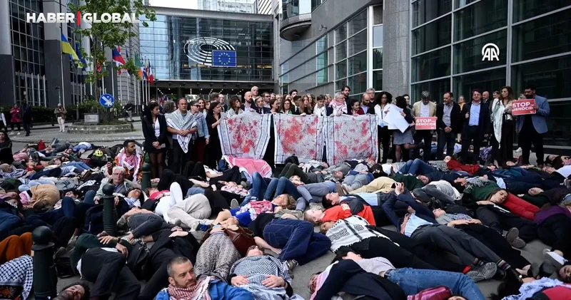 AP önünde yere uzanan aktivistler, İsrail in Gazze deki soykırımını protesto etti