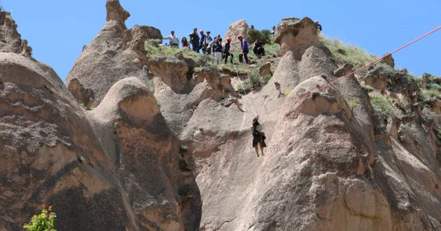 Turistler mahsur kaldı: Nevşehir de sıcak hava balonu peri bacısının üzerine zorunlu iniş yaptı VİDEO İZLE