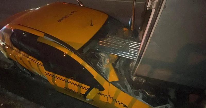 Feci kazada taksi, kamyonete çarptı: Demir borular camdan içeri girdi