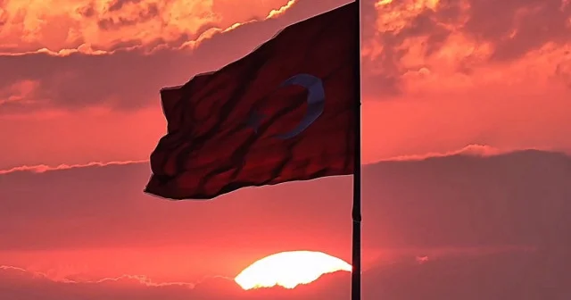 Türk bayrağıyla gün batımı manzarası VİDEO İZLE