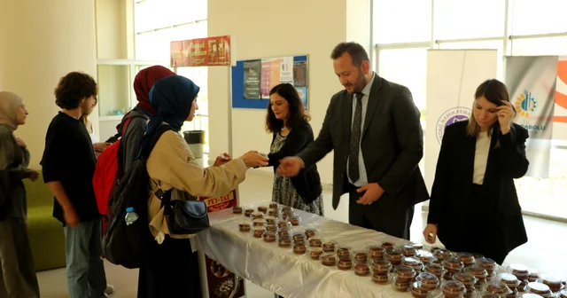 Tekirdağ da öğrencilere Türk Mutfağı Haftası kapsamında Hayrabolu tatlısı dağıtıldı Tekirdağ Haberleri