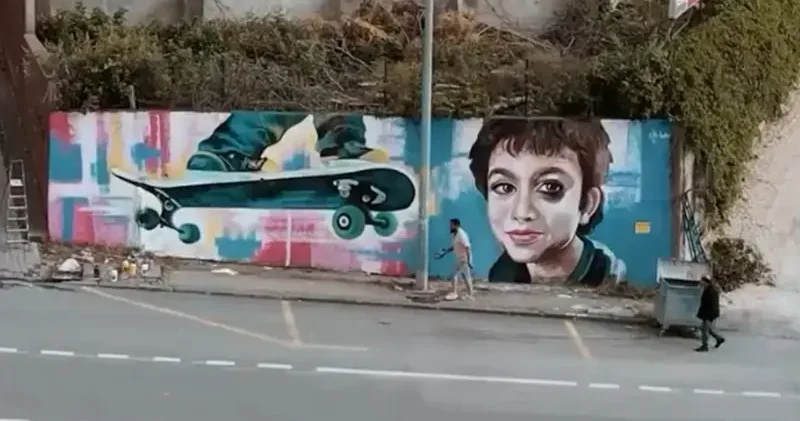 Azerbaycanlı ressam, öldürülen Minguzzi nin portresini ve kaykayını duvara resmetti