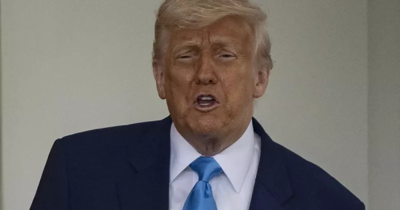 Gazetecinin sorusu Trump ı küplere bindirdi: Defol git