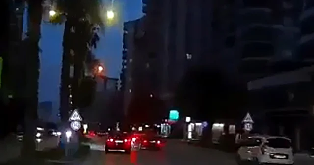 Ehliyetsiz sürücünün makas atarken trafiği birbirine kattığı anlar kamerada Adana Haberleri