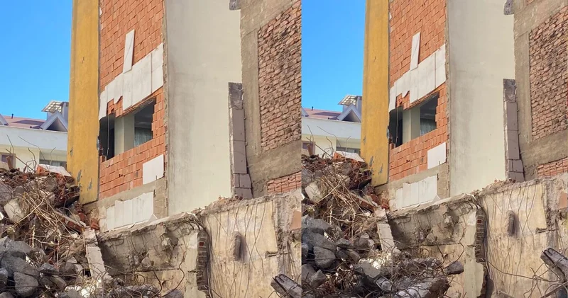 Yıkımı yapılan binadan kopan moloz parçası, duvarı kırıp başka dairenin içerisine girdi