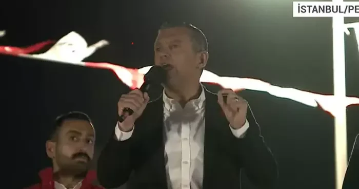 CHP lideri Özgür Özel Pendik te konuşuyor: Telefon buldum diye sevinen budalalara sesleniyorum