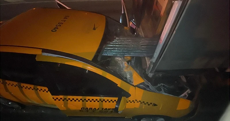 Ticari taksi kamyonete ok gibi saplandı: 1 ölü, 1 yaralı