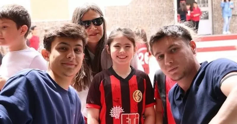 3. Lig e çıkan Süper Lig efsanesinin oyuncuları öğrencilerle buluştu
