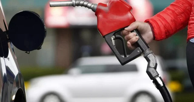 Benzin ve motorine zam geldi: Tabela değişti Ekonomi Haberleri