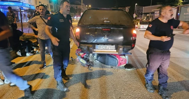 Bursa da, devrilip kamyonetin altına giren motosikletli yaralandı Bursa Haberleri