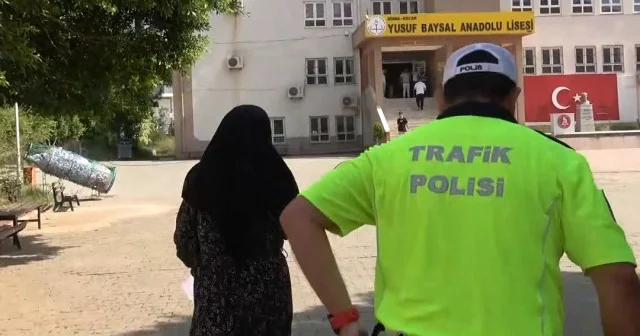 Kimi bir dakikayla giremedi kimini polis yetiştirdi: Adana da öğrencilerin sınav maratonu böyle görüntülendi VİDEO İZLE