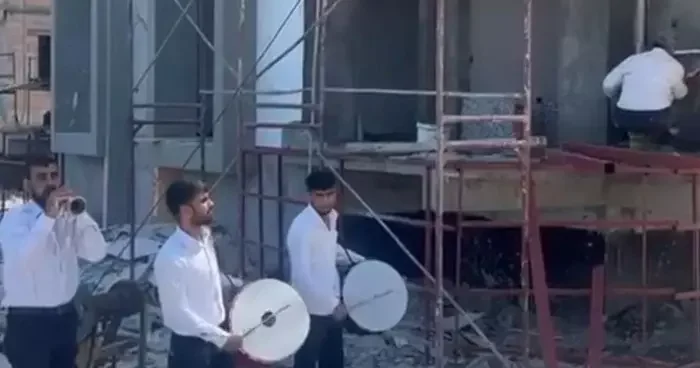 Müteahhitten inşaat işçilerine davul zurnalı sürpriz