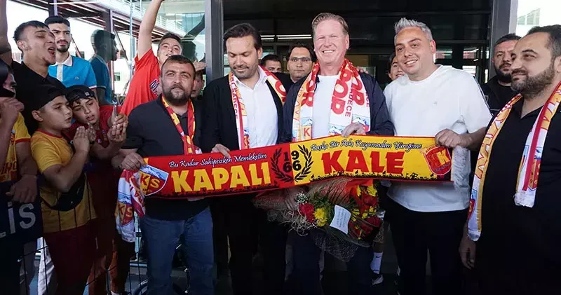 Kayserispor’un yeni teknik direktörü Markus Gisdol çiçeklerle karşılandı