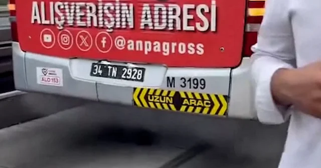 Metrobüste yangın paniği: Motor kısmından dumanlar yükseldi yolcular tahliye edildi VİDEO İZLE