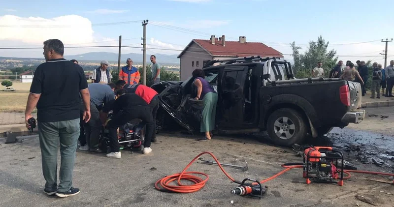 İki araç kafa kafaya çarpıştı: Sürücü hayatını kaybetti