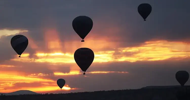 Hava balonu çakıldı: 8 kişi öldü