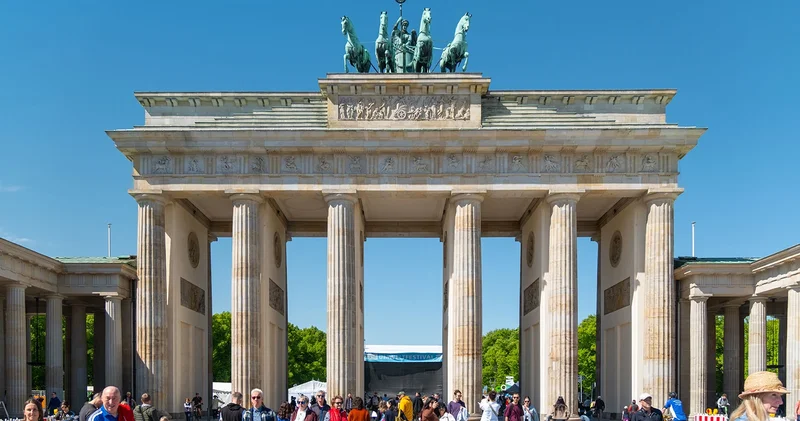 Türk bayraklı esnaf tabelalarıyla birlikte Berlin de 3 gün!