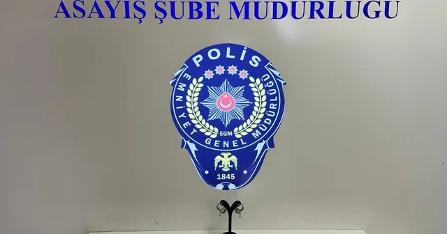 Kaldırım taşıyla camını kırdıkları dükkandan gümüş takıları çaldılar (2) Sakarya Haberleri