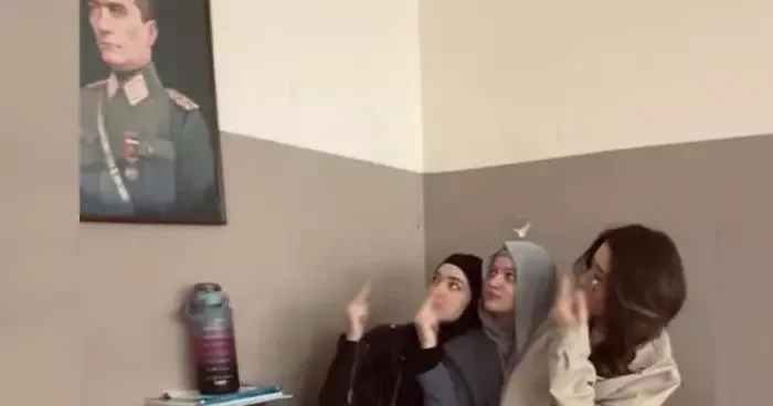 Skandal görüntü! Yabancı uyruklu 3 öğrenciden Atatürk portresi önünde çirkin poz! Soruşturma başlatıldı