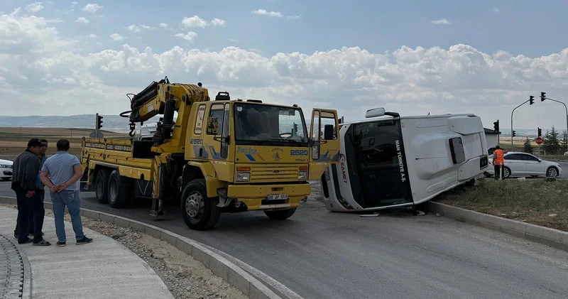 Ankara da kamyonet ile minibüsün çarpışması sonucu 3 kişi yaralandı