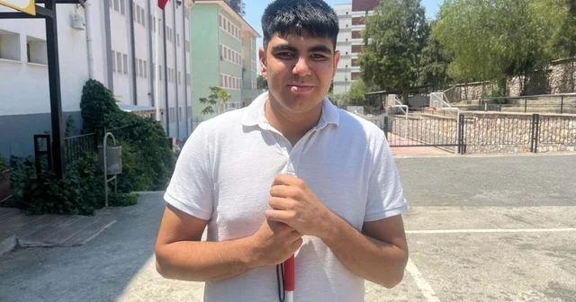 Görme engelli Enes, mezun olduğu okulda öğretmen olmak istiyor İzmir Haberleri