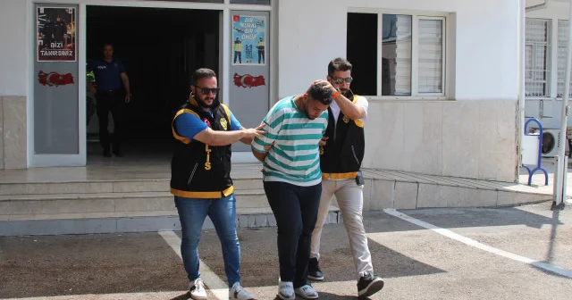 Adana da bir şahıs hiçbirini sevmiyorum diyerek komşularının araçlarına saldırdı VİDEO İZLE
