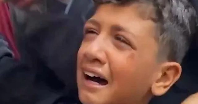Gazzeli çocuk Savaş bitsin diyerek feryat etti: Bütün ailem şehit oldu VİDEO İZLE