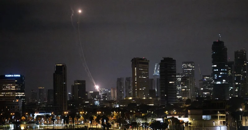 Tel Aviv de çok sayıda patlama sesi duyuldu