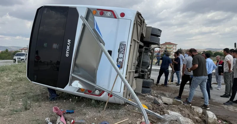 Kamyonet ile minibüsün çarpışması sonucu 3 kişi yaralandı Sözcü Gazetesi