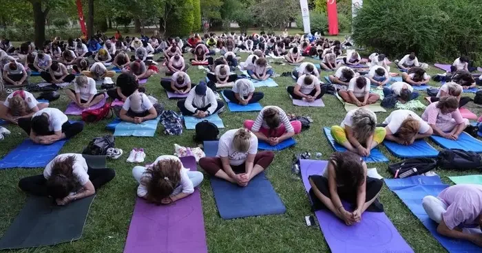 Dünya Yoga Günü nde Denizli de 300 kadın aynı anda yoga yaptı