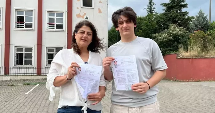 Anne oğul aynı okulda sınava girdiler