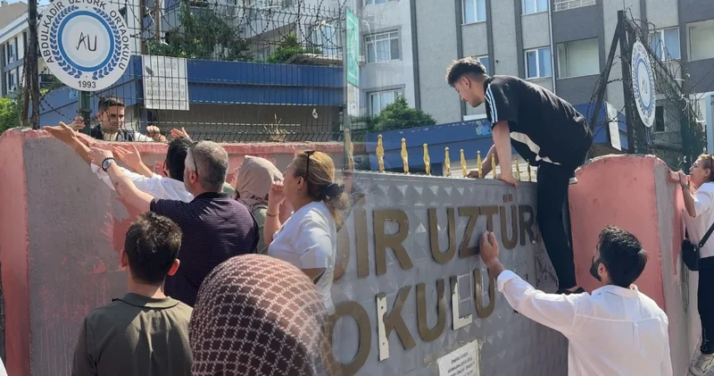 YKS’ye geç geldi kapıya tırmandı, veliler birbirine girdi
