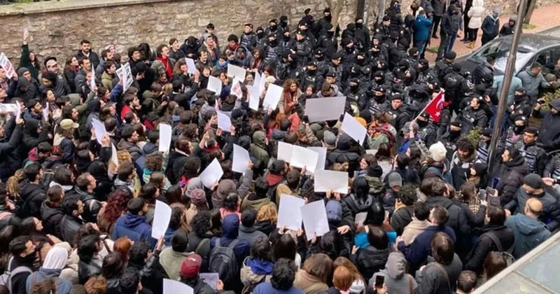 Beyazıt ta polis barikatını yıkan öğrenciler beraat etti Sözcü Gazetesi