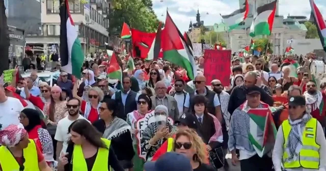 İsveç in başkenti Stockholm de işgalci İsrail in Gazze saldırıları protesto edildi VİDEO İZLE