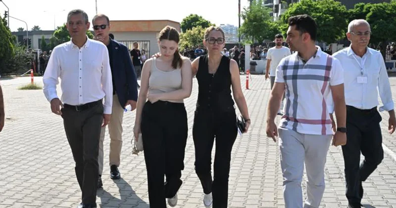 Ferdi Zeyrek’in kızı Nehir, TYT’ye CHP Lideri Özgür Özel ve annesiyle geldi