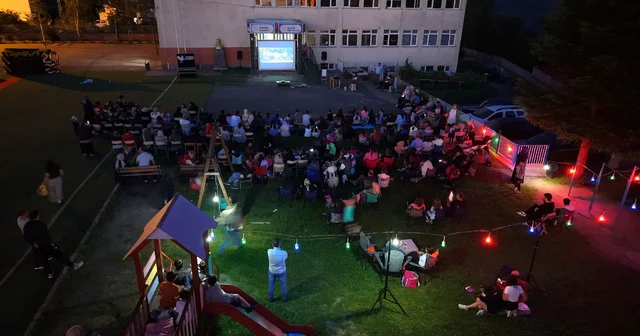 Okul bahçesinde beyaz perdeli nostalji Trabzon Haberleri