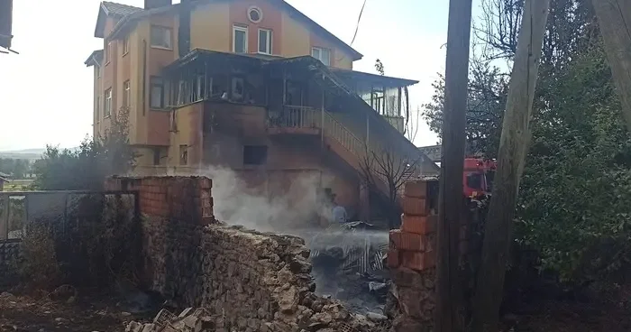 Otları temizlemek için yaktığı ateş, komşusunun evini yaktı