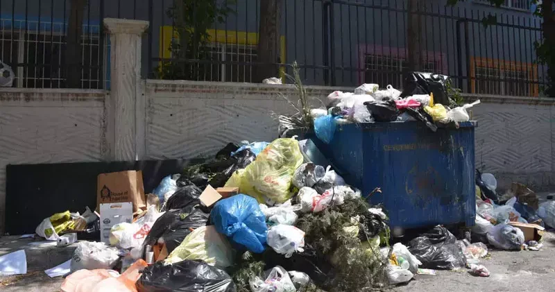 Buca da grevin 4 üncü gününde sokaklarda çöp yığınları oluştu